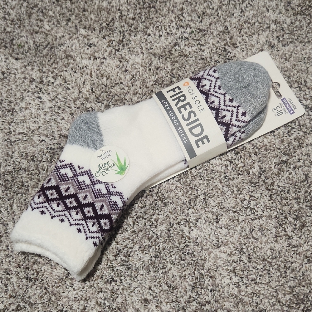 🧦🧦 Fireside Sofsole Aloe Infused Gray and White Cozy Socks